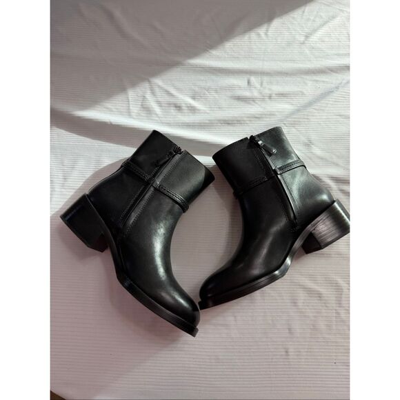 Tory Burch Black Ankle Boots with Gold Logo - Picture 7 of 14